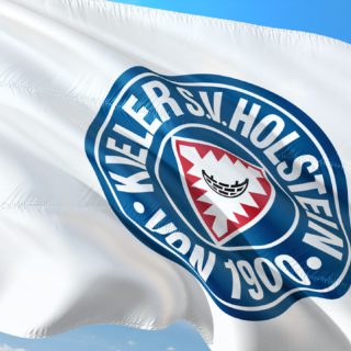 Die Vereinsfahne von Holstein Kiel im Wind
