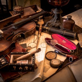 Gegenstände, die dem Detektiv Sherlock Holmes zugeordnet werden: Geige, Brillen, Landvermesser, Zigaretten, Uhren.