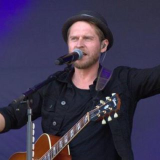 Johannes Oerding performt auf der Kieler Woche 2019 auf der Hörnbühne
