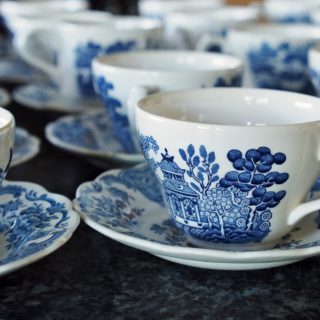 Blau-weiße Teetassen aus Porzellan mit Unterteller